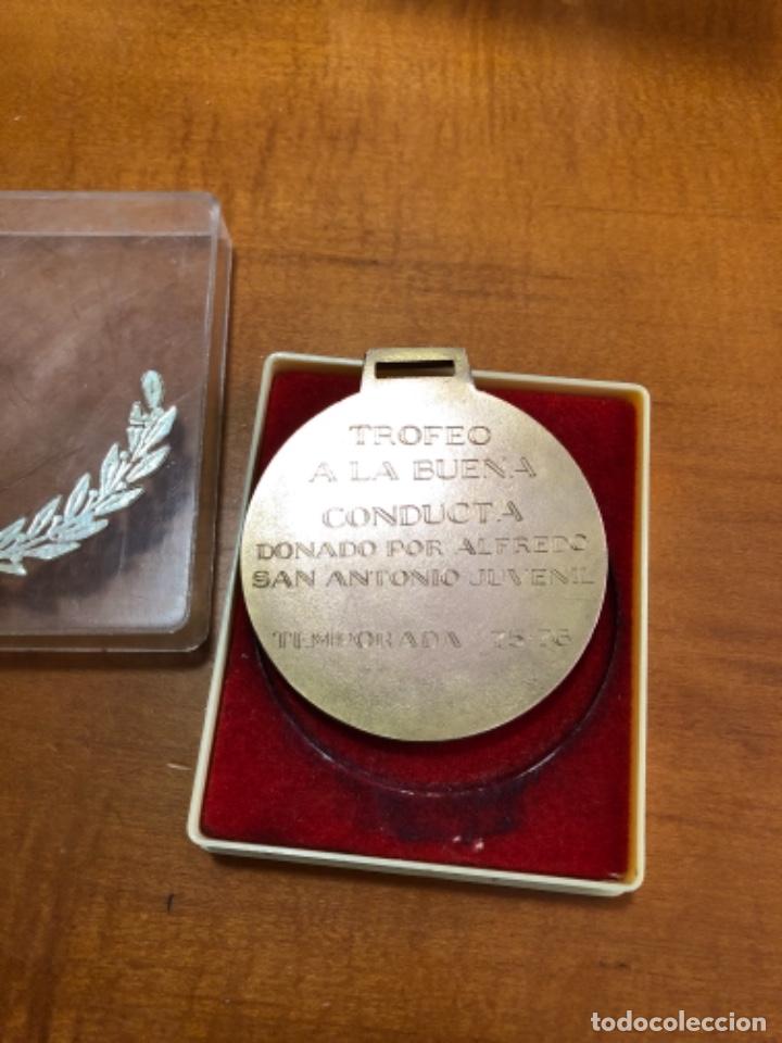 Trofeos y medallas: Antigua medalla de bronce fútbol años 70 - Foto 2 - 289789773