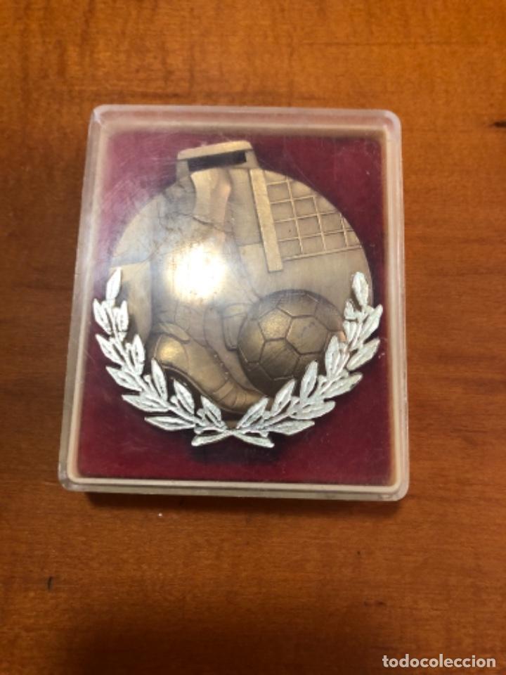 Trofeos y medallas: Antigua medalla de bronce fútbol años 70 - Foto 3 - 289789773