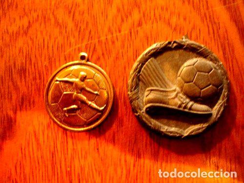 Trofeos y medallas: 2 monedas de futbol cd 127 - Foto 1