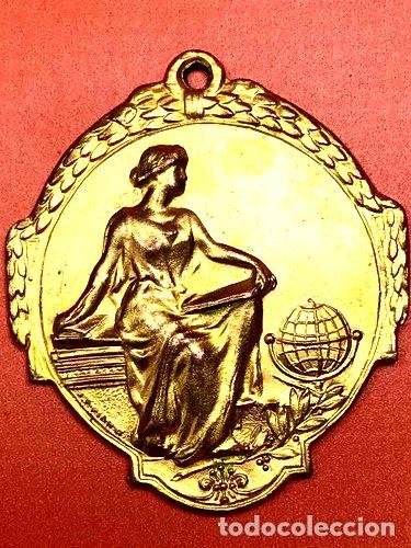 Trofeos y medallas: medalla mujer con globo terraqueo 601 - Foto 1