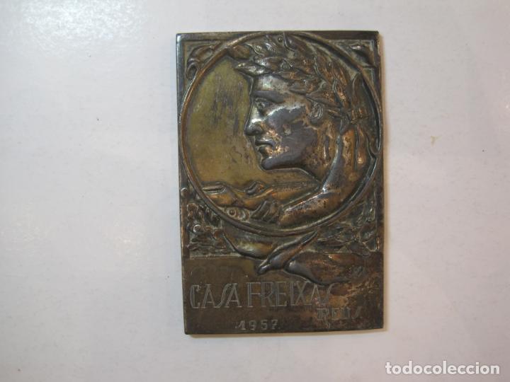 REUS-CASA FREIXAS-AÑO 1957-MEDALLA CONMEMORATIVA-PLACA DE HIERRO-VER FOTOS-(K-4391) (Numismática - Medallería - Trofeos y Conmemorativas)