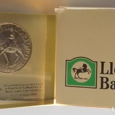 Trofeos y medallas: MONEDA DE 25 PENIQUES 1977, ENCAPSULADA POR VISITA REINA ISABELL II, OCTUBRE 1988, LLOYDS BANK. Lote 302497603