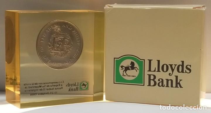 MONEDA DE 25 PENIQUES 1972, ENCAPSULADA POR VISITA REINA ISABELL II, OCTUBRE 1988, LLOYDS BANK (Numismática - Medallería - Trofeos y Conmemorativas)