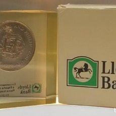 Trofeos y medallas: MONEDA DE 25 PENIQUES 1972, ENCAPSULADA POR VISITA REINA ISABELL II, OCTUBRE 1988, LLOYDS BANK. Lote 302498063