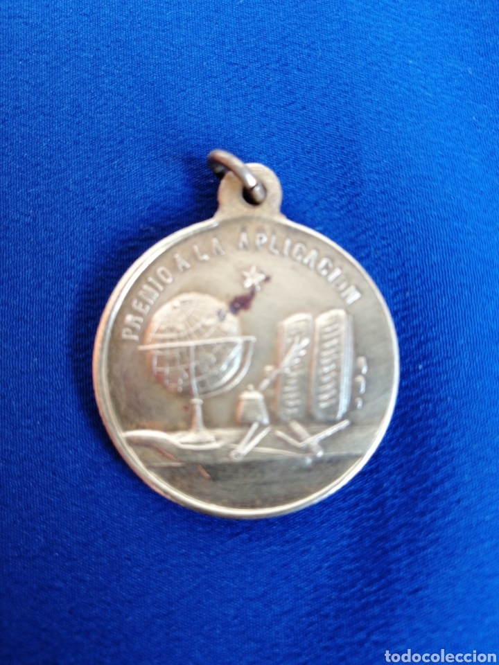 Trofeos y medallas: MEDALLA PREMIO A LA APLICACION Y AL M&Eacute;RITO - Foto 1