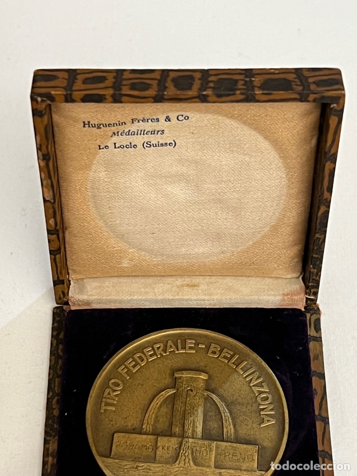Vieux Pin's Médaille Publicitaire Huguenin Le Locle - Armoiries Suisse