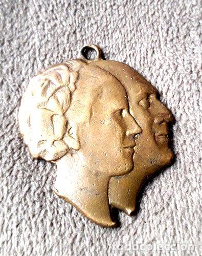 Trofeos y medallas: antigua medalla del general peron y eva peron - Foto 1