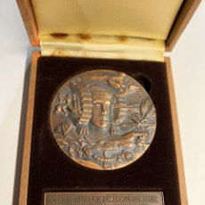 Trofeos y medallas: DAMA DE ELCHE. 1886-1986; 100 AÑOS DE CÁMARAS DE COMERCIO INDUSTRIA Y NAVEGACIÓN DE ESPAÑA. Lote 341680213