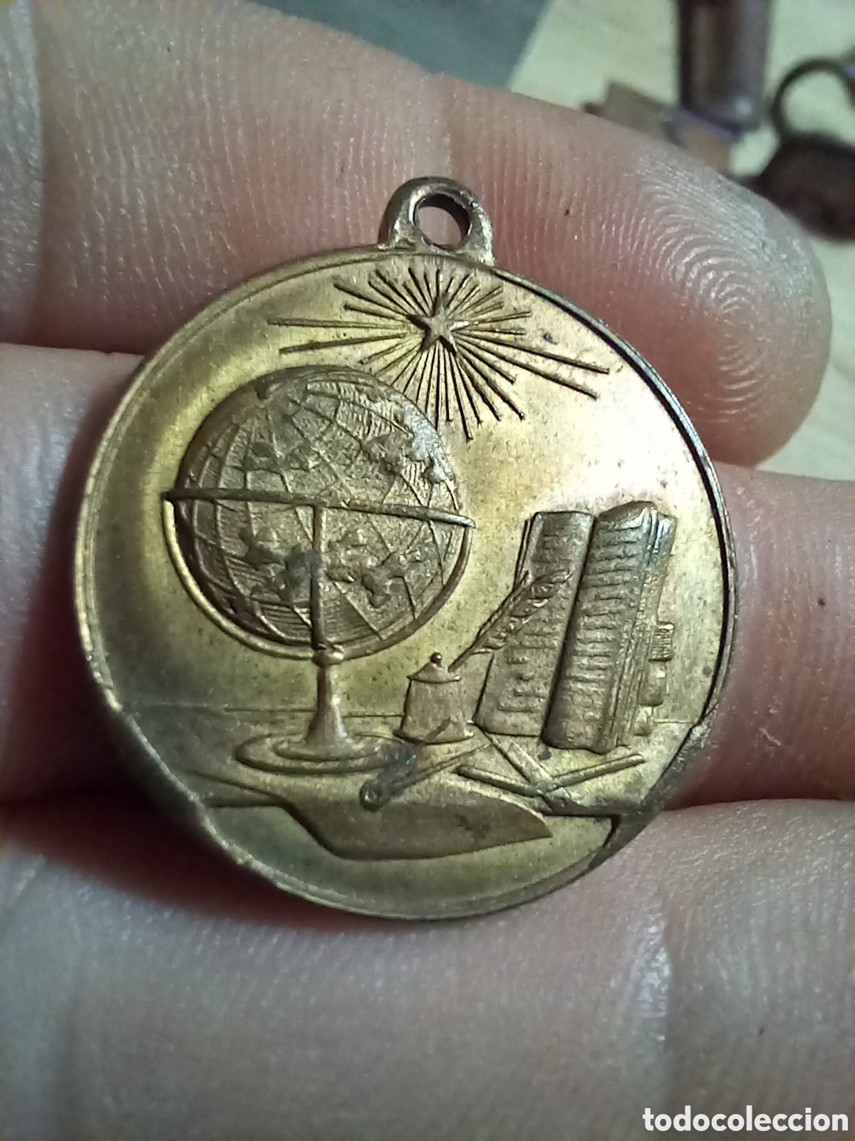 Trofeos y medallas: MEDALLA PREMIO A LA APLICACI&Oacute;N - Foto 3