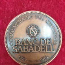 Trofeos y medallas: JOY-2296. MEDALLA EN BRONCE. CENTENARIO DEL BANC SABADELL. 1881-1981. DISEÑO PUJOL.