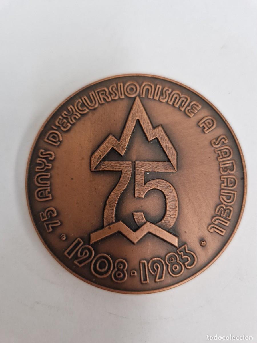 Trofeos y medallas: MEDALLA COMMEMORATIVA 75 ANYS DEXCURSIONISME A SABADELL (1908-1983) - Foto 2
