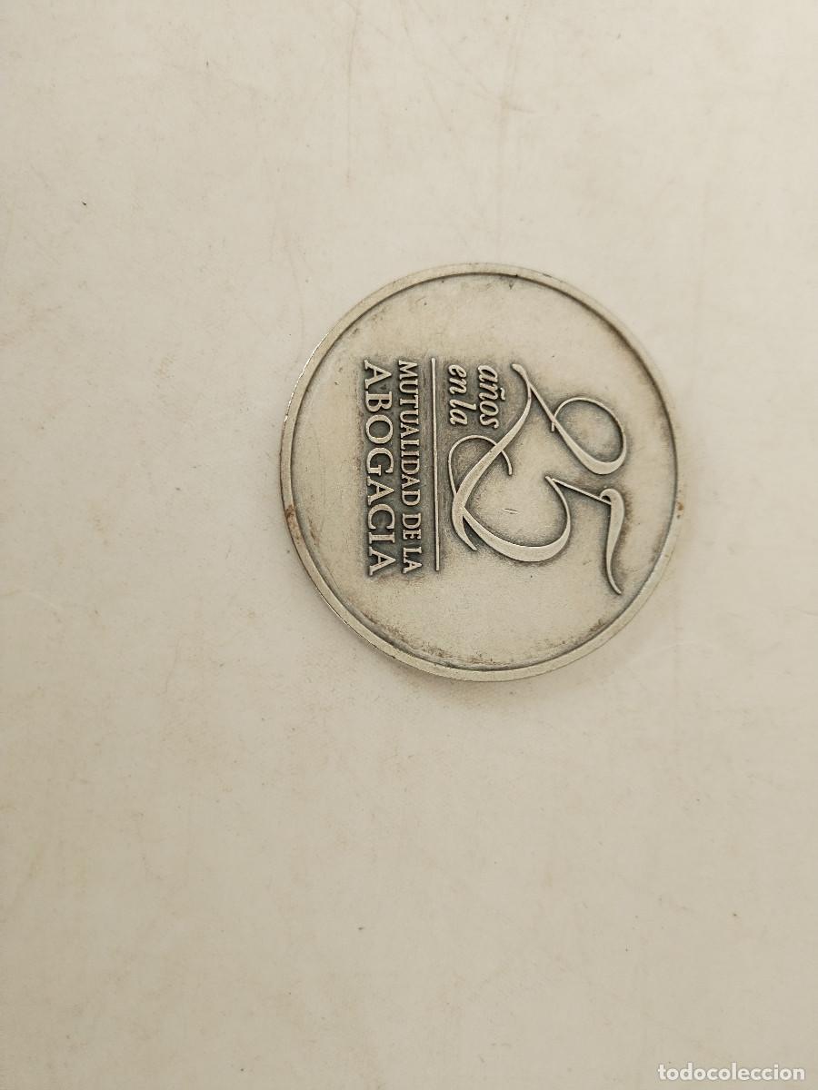 Trofeos y medallas: medalla plateada de la mutualidad general de la abogacia - Foto 2
