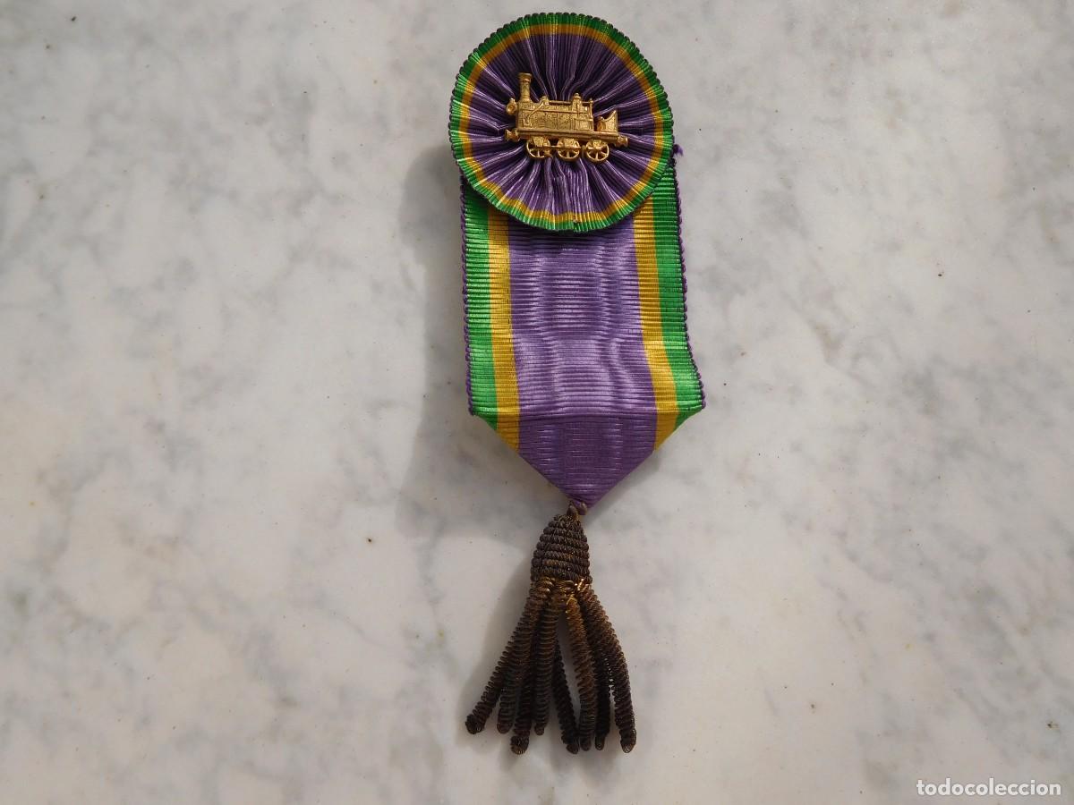 Trofeos y medallas: Emblema antiguo de tren con cinta y aguja - Foto 1