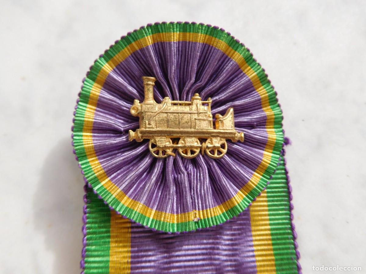Trofeos y medallas: Emblema antiguo de tren con cinta y aguja - Foto 2