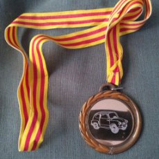 Trofeos y medallas: MEDALLA CONMEMORATIVA ENCUENTRO SEAT 600 POBLENOU (BARCELONA) 2004
