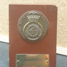 Trofeos y medallas: PLACA DE MADERA MEDALLA DE BRONCE, FIRMADA. 50 ANYS D' ASSOCIAT. BARCELONA, AÑO 1924