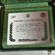 Trofeos y medallas: ESTUCHE CON PLACA PREMIO A LA FIDELIDAD RENFE TREN CATEGORÍA PLATA DECIRMBRE 1964.