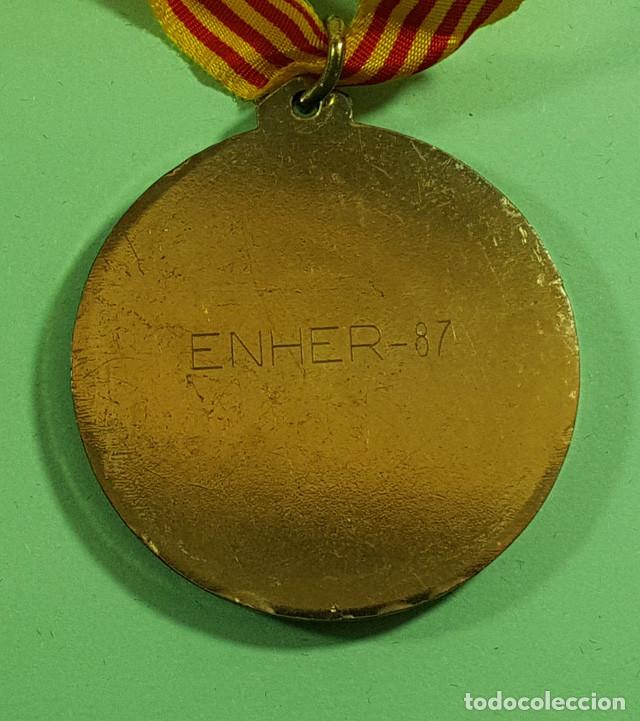 Trofeos y medallas: MEDALLA ENHER 1987 COMPETICI&Oacute;N DEPORTIVA - Foto 1