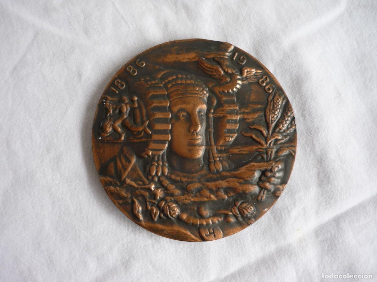 Trofeos y medallas: Medalla 100 a&ntilde;os de C&aacute;mara de Comercio Dama de Elche - Foto 2