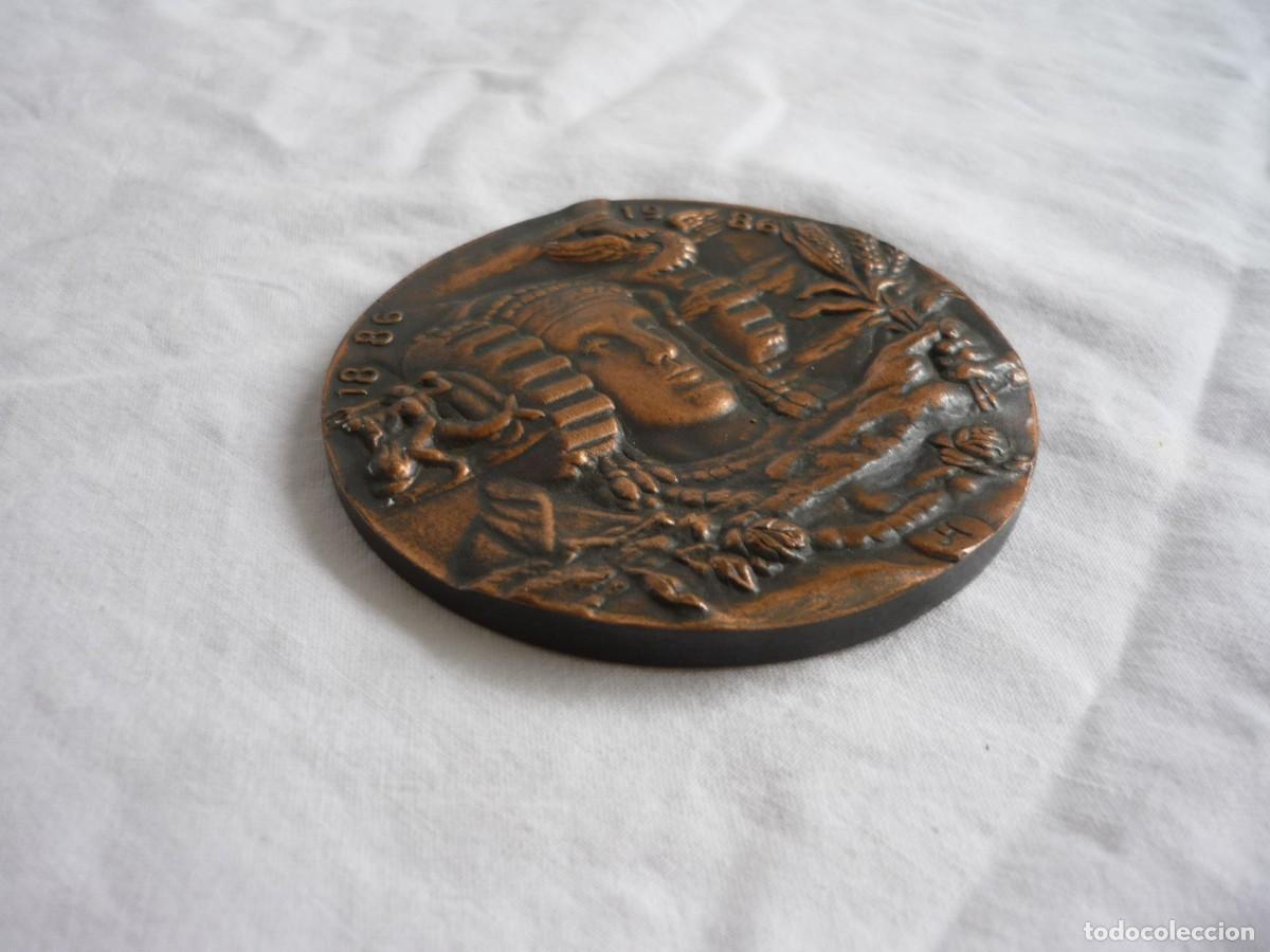Trofeos y medallas: Medalla 100 a&ntilde;os de C&aacute;mara de Comercio Dama de Elche - Foto 3