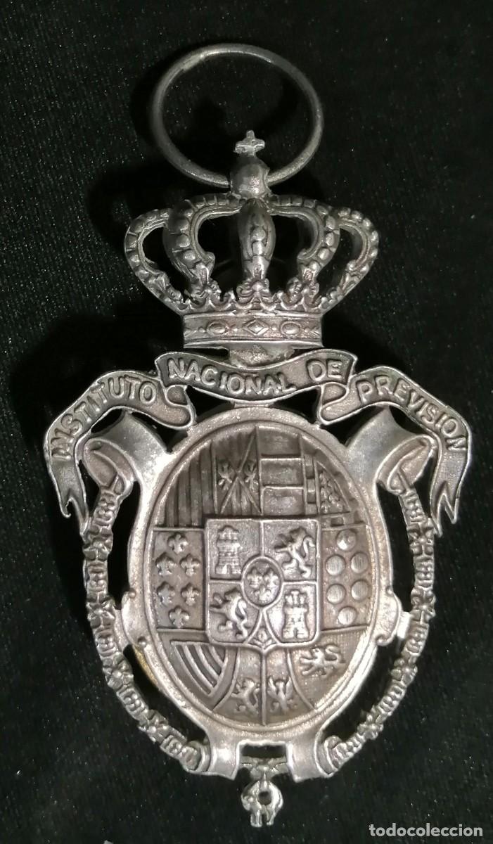 Trofeos y medallas: MEDALLA Y BOTON DE SOLAPA INST.NAC.PREV. PLATA. NUEVO. - Foto 1
