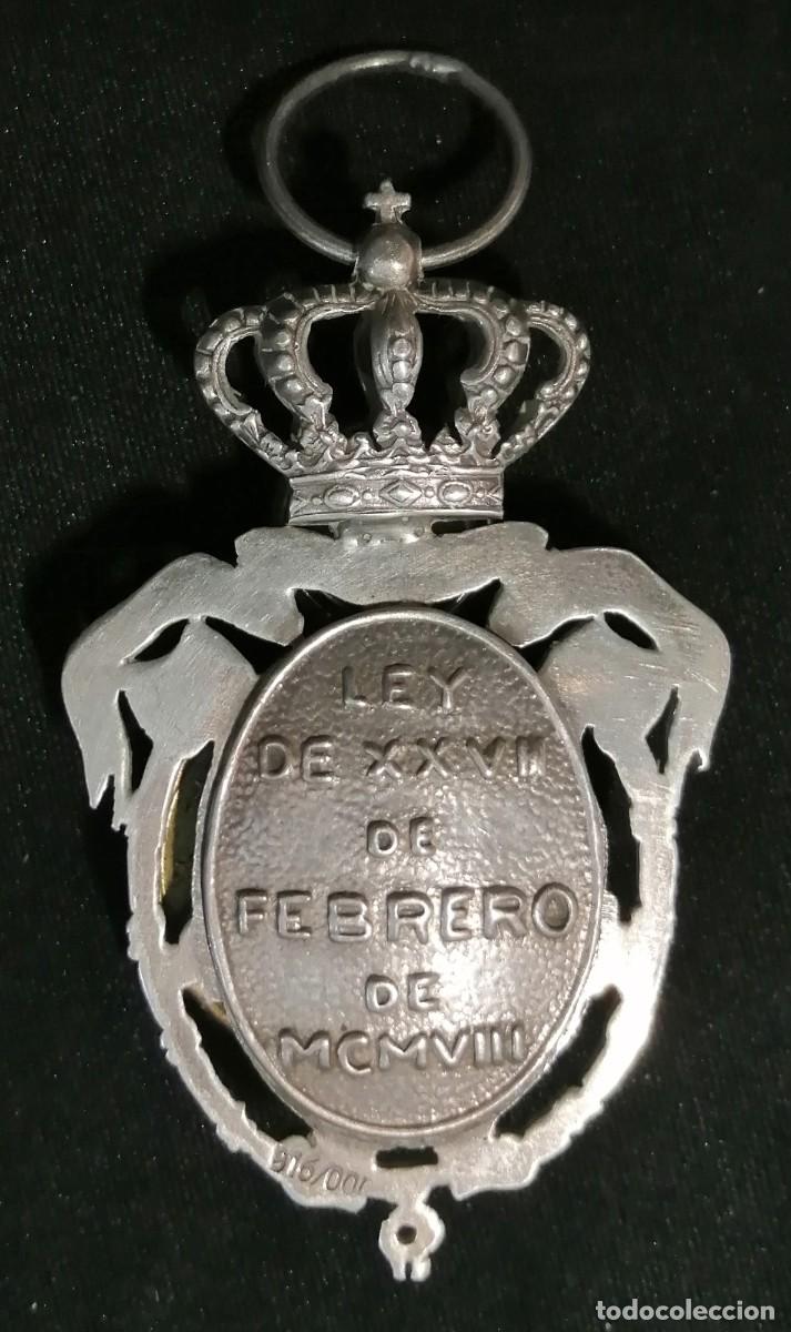 Trofeos y medallas: MEDALLA Y BOTON DE SOLAPA INST.NAC.PREV. PLATA. NUEVO. - Foto 2