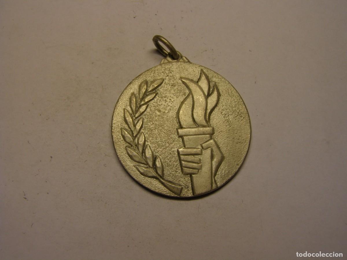 Trofeos y medallas: Vieja medalla deportiva. - Foto 1