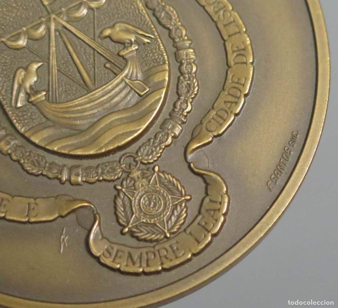 Trofeos y medallas: MEDALLA. ESCUDO LISBOA. BRONCE. FIRMADA - Foto 2