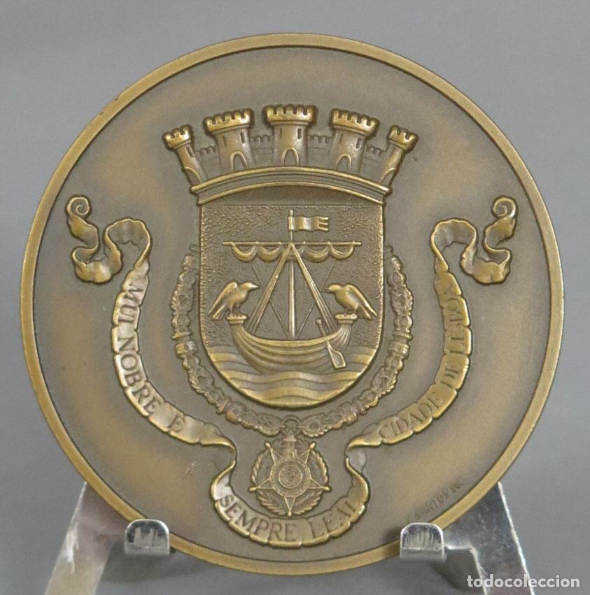 Trofeos y medallas: MEDALLA. ESCUDO LISBOA. BRONCE. FIRMADA - Foto 1