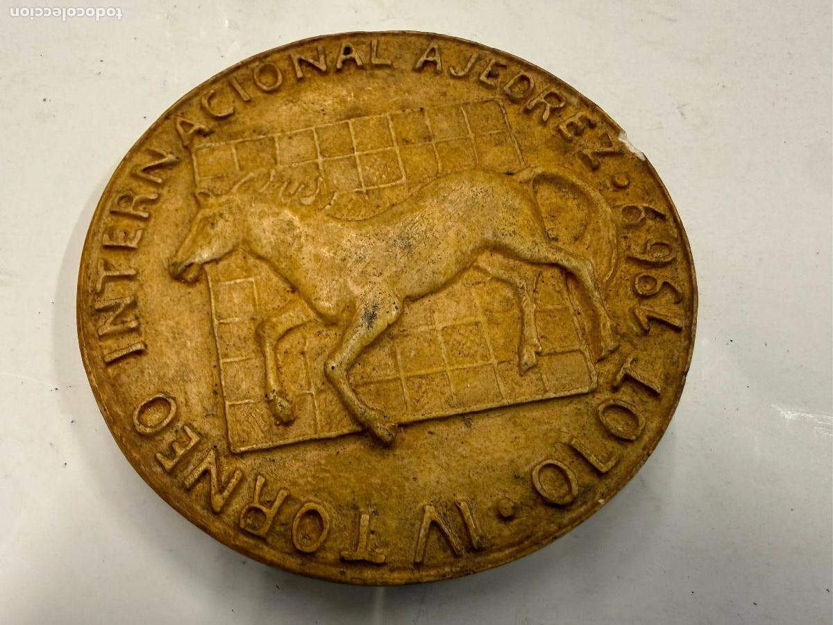 Trofeos y medallas: Extraordinario Original de medallon en madera para molde de bronce. M.Traite. Ajedrez Olot 1969