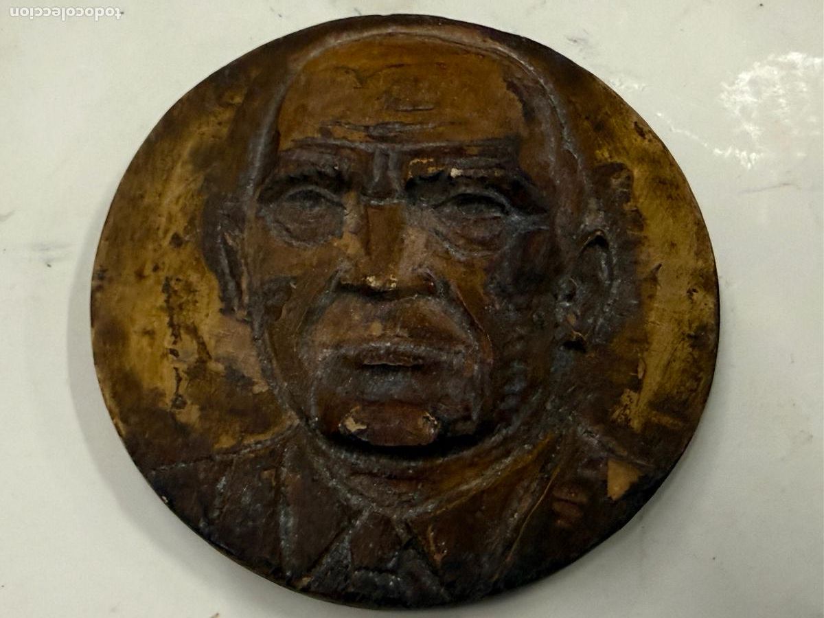 Trofeos y medallas: Extraordinario Original de medallon en madera para molde de bronce. M.Traite. Museo Clara Olot 1973