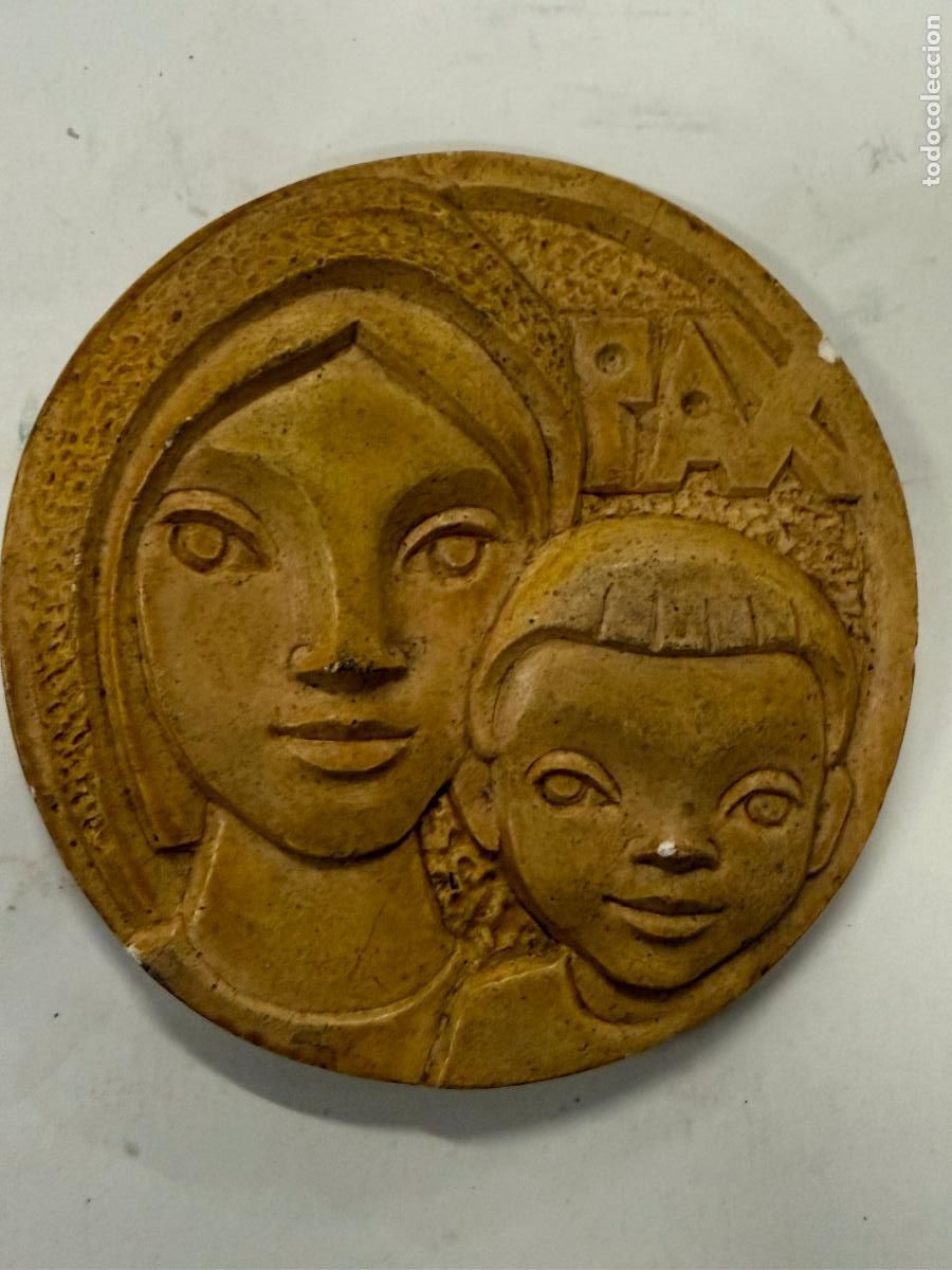 Trofeos y medallas: Extraordinario Original de medallon en madera para molde de bronce M.Traite Olot, Virgen PAX