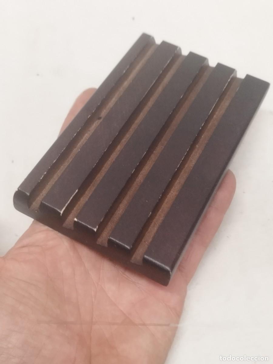 Trofeos y medallas: Antiguo expositor de madera, para medallas de mano.