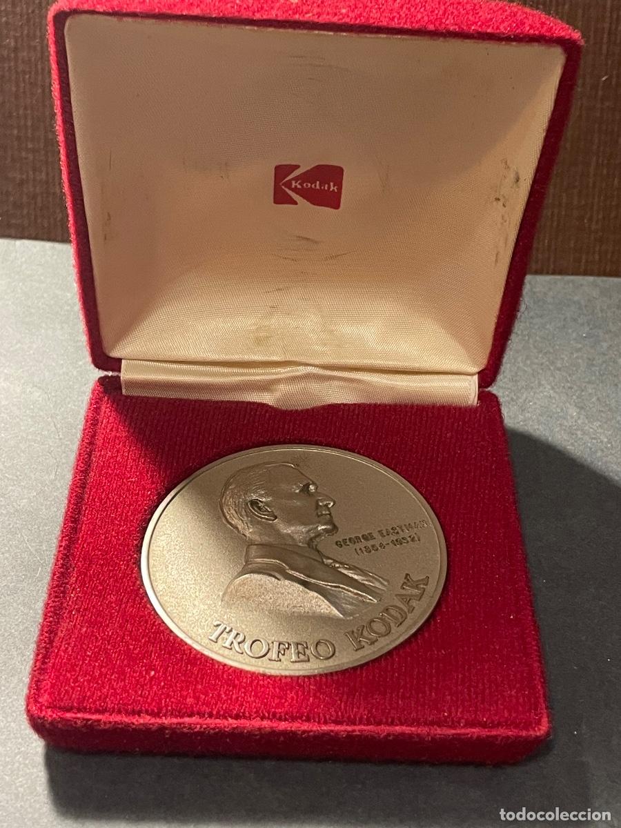 Trofeos y medallas: FOTOGRAFIA - ANTIGUA MEDALLA CON SU ESTUCHE - TROFEO KODAK - GEORGEEASTMAN 1854-1932 - REVERSO KODAK