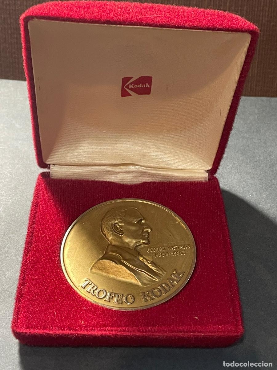 Trofeos y medallas: FOTOGRAFIA - ANTIGUA MEDALLA CON SU ESTUCHE - TROFEO KODAK - GEORGEEASTMAN 1854-1932 - REVERSO KODAK