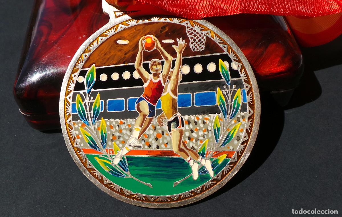 Trofeos y medallas: MEDALLA CONMEMORATIVA DE BALONCESTO DE COLECCI&Oacute;N, DECORADA DE FORMA ARTESANAL.