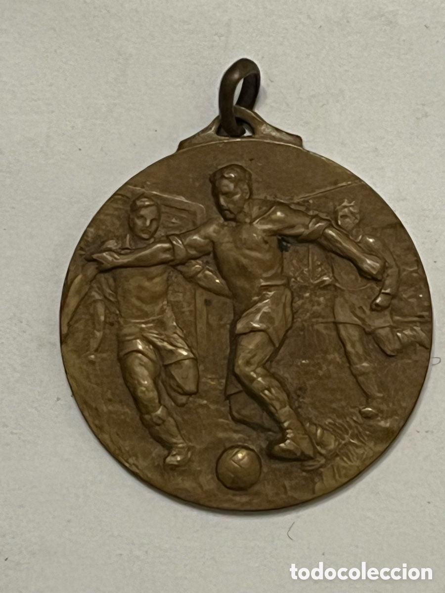 Trof&eacute;us e medalhas: Antigua medalla de futbol en metal (h.1960?) Di&aacute;metro: 3,5 cm,