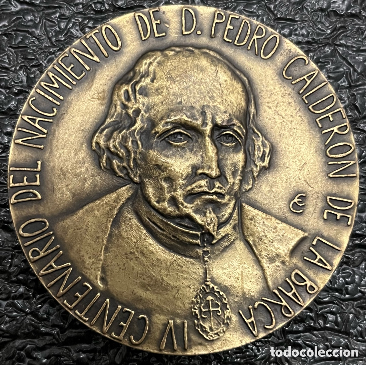 Trofeos y medallas: Medalla de bronce Calder&oacute;n de la Barca por la escultora Consuelo de la Cuadra