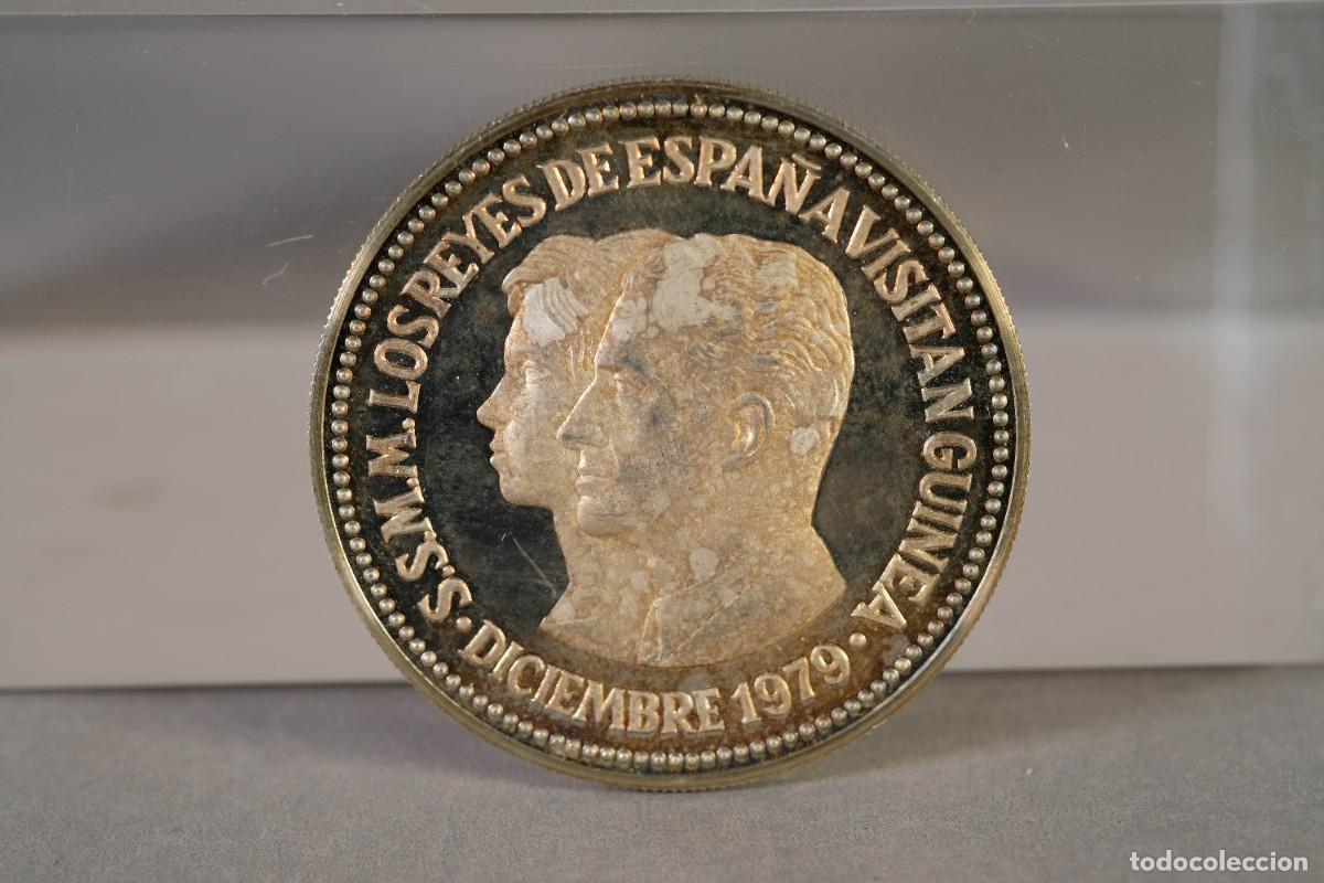 Trofeos y medallas: MEDALLA EN PLATA 925 VISITA DE LOS REYES DE ESPA&Ntilde;A A GUINEA 1979