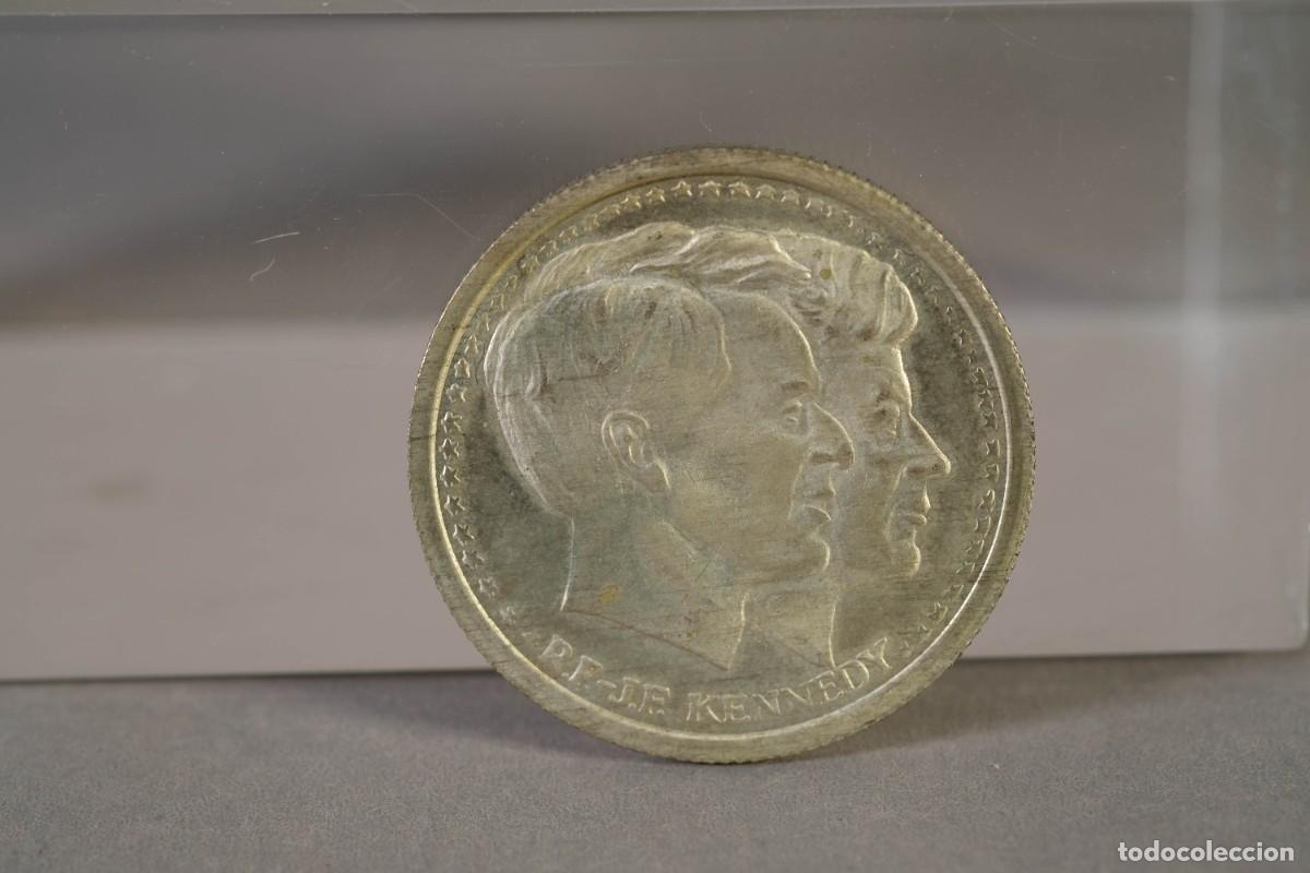 Trofeos y medallas: MEDALLA CONMEMORATIVA EN METAL PLATEADO R.F.-J.F. KENNEDY