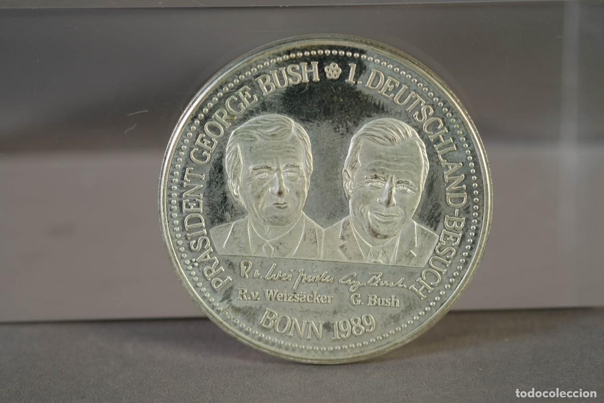 Trofeos y medallas: MEDALLA EN METAL PLATEADO R.V.WEIZS&Auml;CKER Y G.BUSH BONN 1989