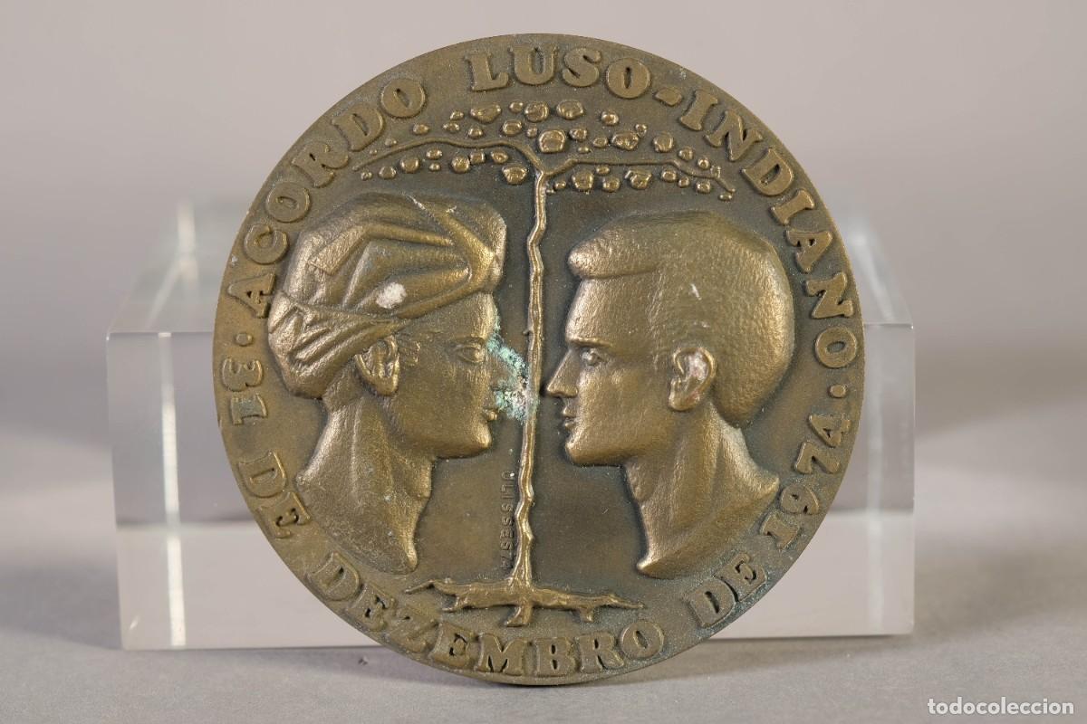 Trofeos y medallas: MEDALLA EN METAL PORTUGAL 1974 ACUERDO LUSO-INDIO DE SOBERAN&Iacute;A DE NUEVA DELHI SOBRE GOA,DAM&Aacute;N Y DIU.