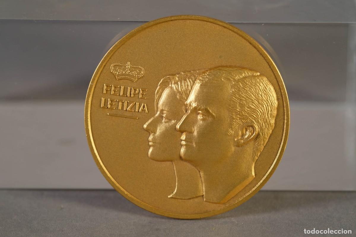 Trofeos y medallas: MEDALLA EN BRONCE DORADO DE BODA DE FELIPE Y LETIZIA 2004