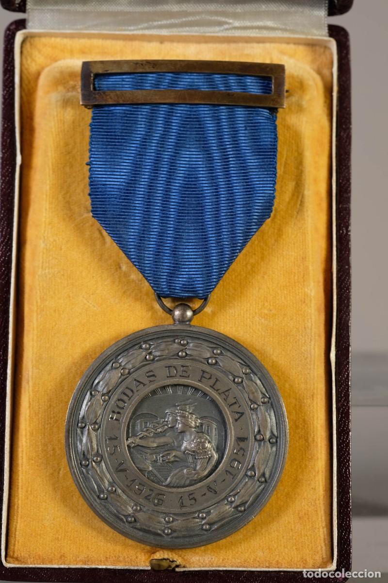 Trofeos y medallas: MEDALLA DE METAL BODAS DE PLATA DE 15-V-1926 15-V-1951 F.C.METROPOLITANO DE BARCELONA