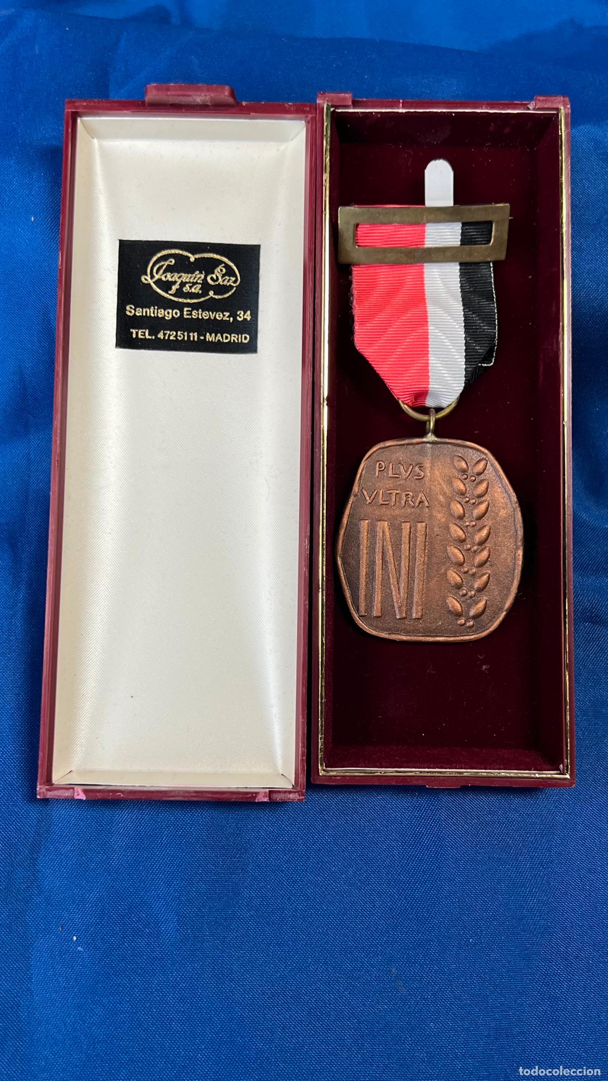 Trofeos y medallas: MEDALLA CONMEMORATIVA DEL INI (INSTITUTO NACIONAL DE INDUSTRIA) EN SU ESTUCHE ORIGINAL