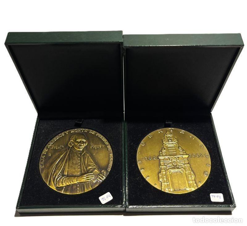 Trofeos y medallas: LOTE 2 PLACAS CONMEMORATIVAS III CENTENARIO CAJA AHORROS Y MONTE DE PIEDAD. MADRID 1702-2002 (TS 14)