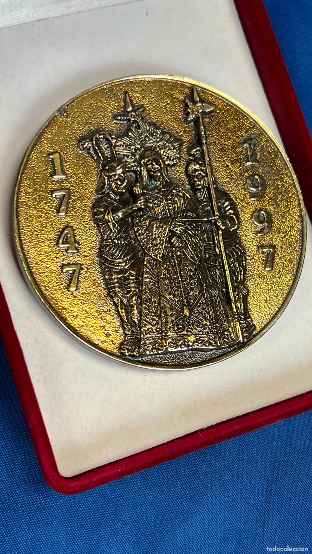 Trofeos y medallas: INTERESANTE MEDALLA CONMEMORATIVA DE BRONCE VINTAGE (1747 - 1997) - EDICI&Oacute;N 250 ANIVERSARIO CON ESTU