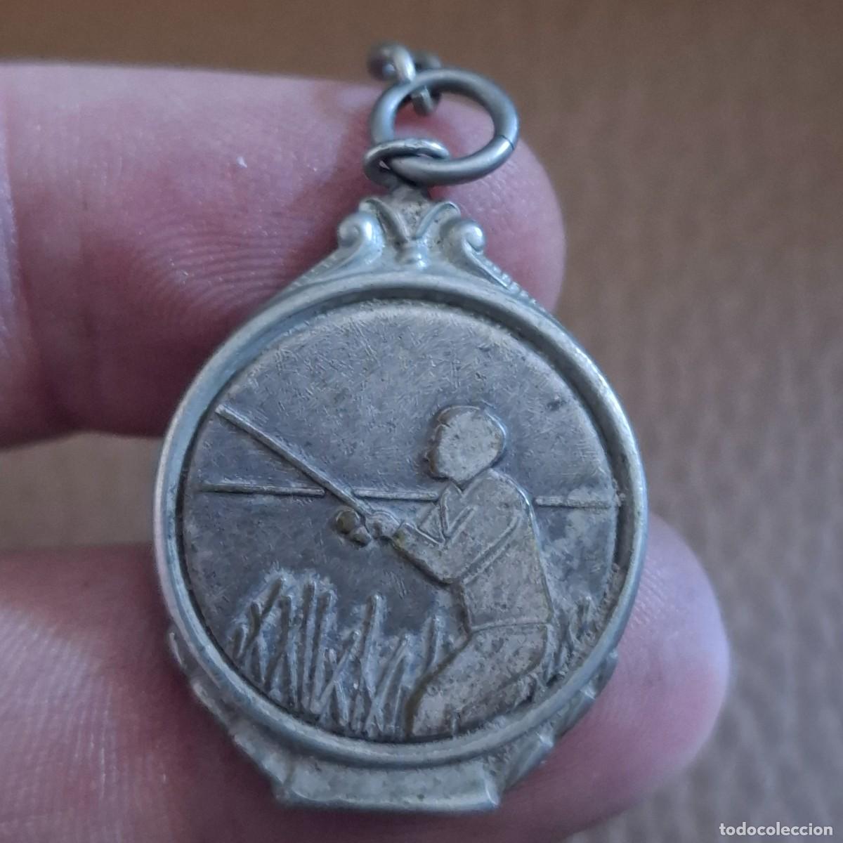 Trofeos y medallas: Peque&ntilde;o y antiguo colgante o medalla de pesca