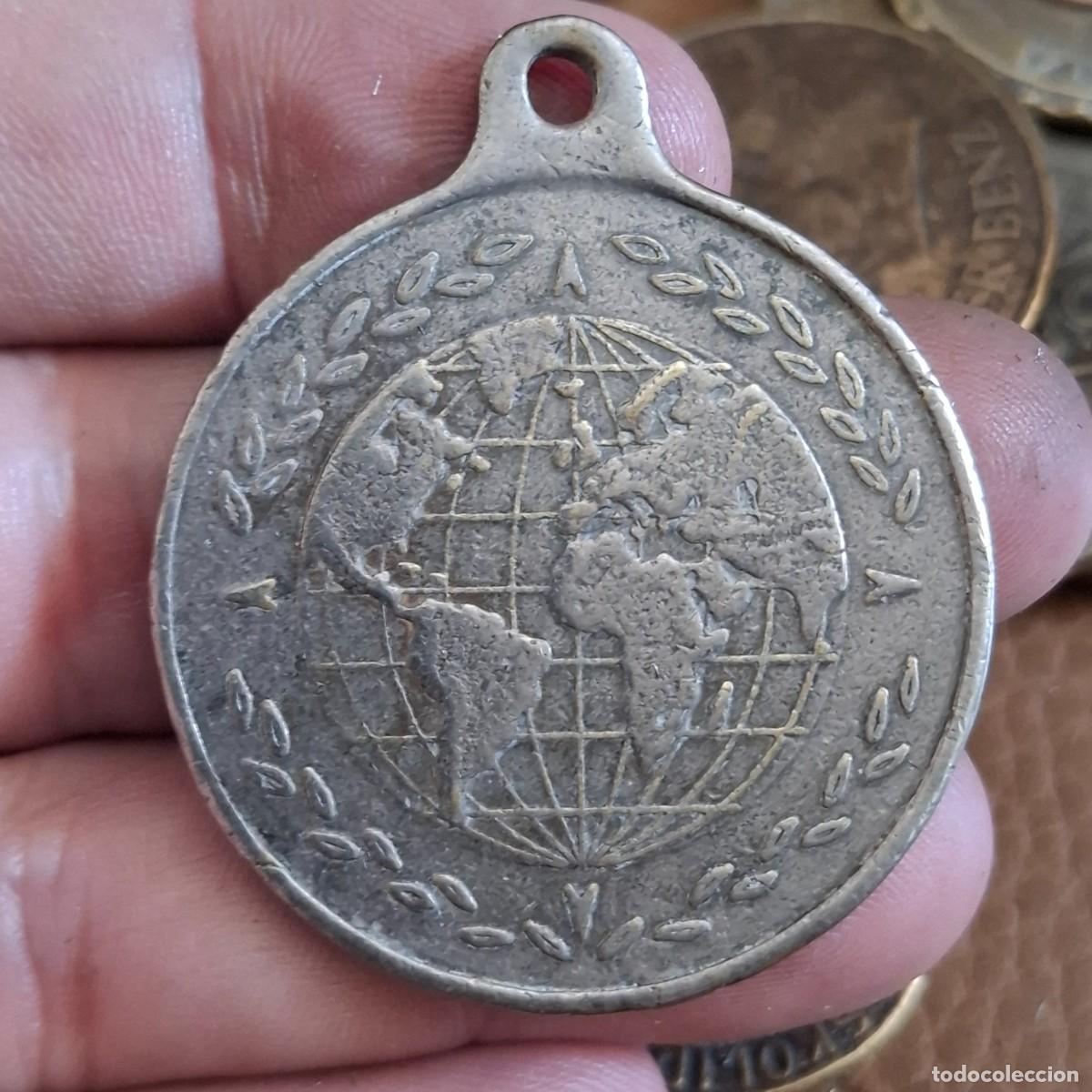 Trofeos y medallas: Antigua y bonita medalla con mapa mundial a identificar.