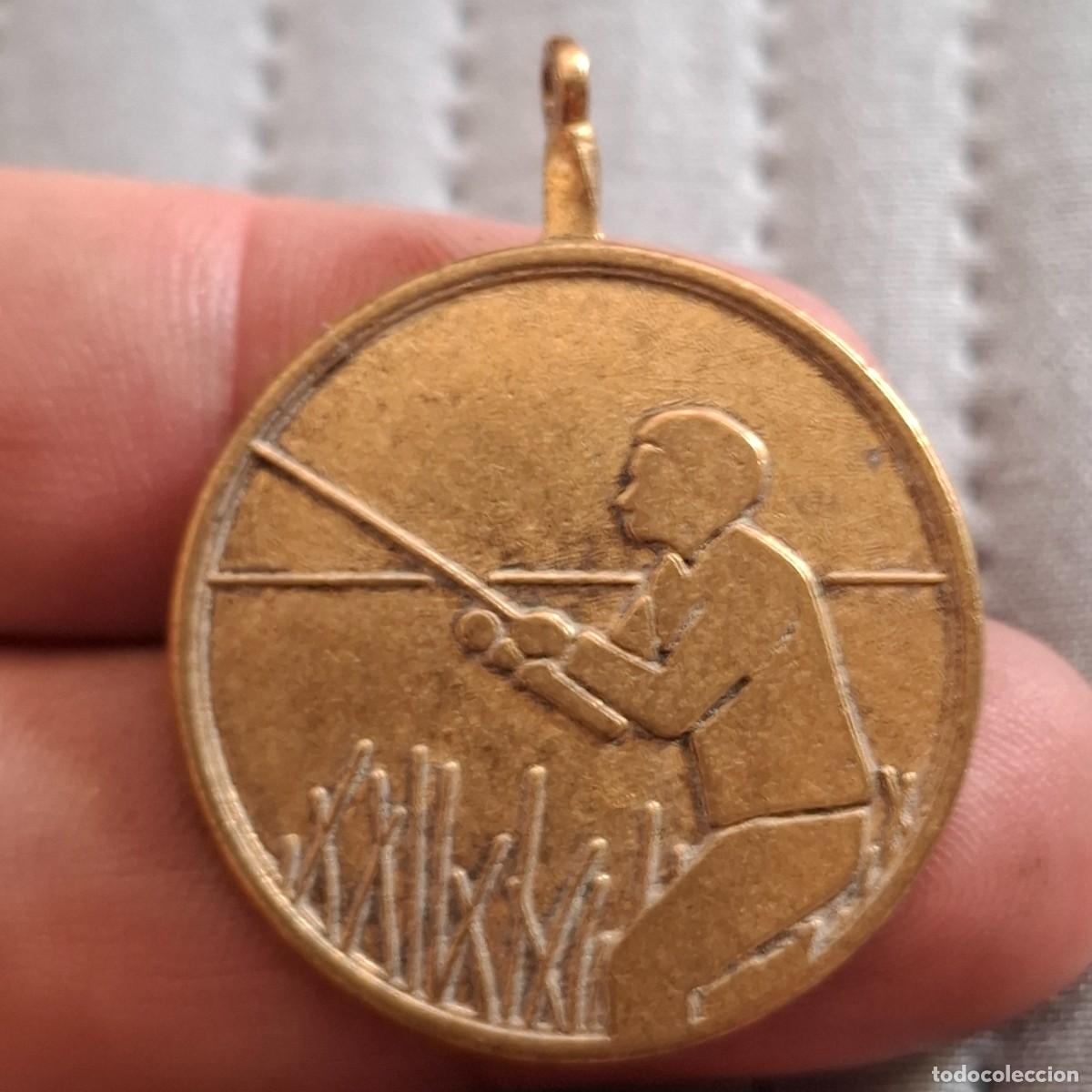 Trofeos y medallas: Vieja medalla de pesca - Foto 1